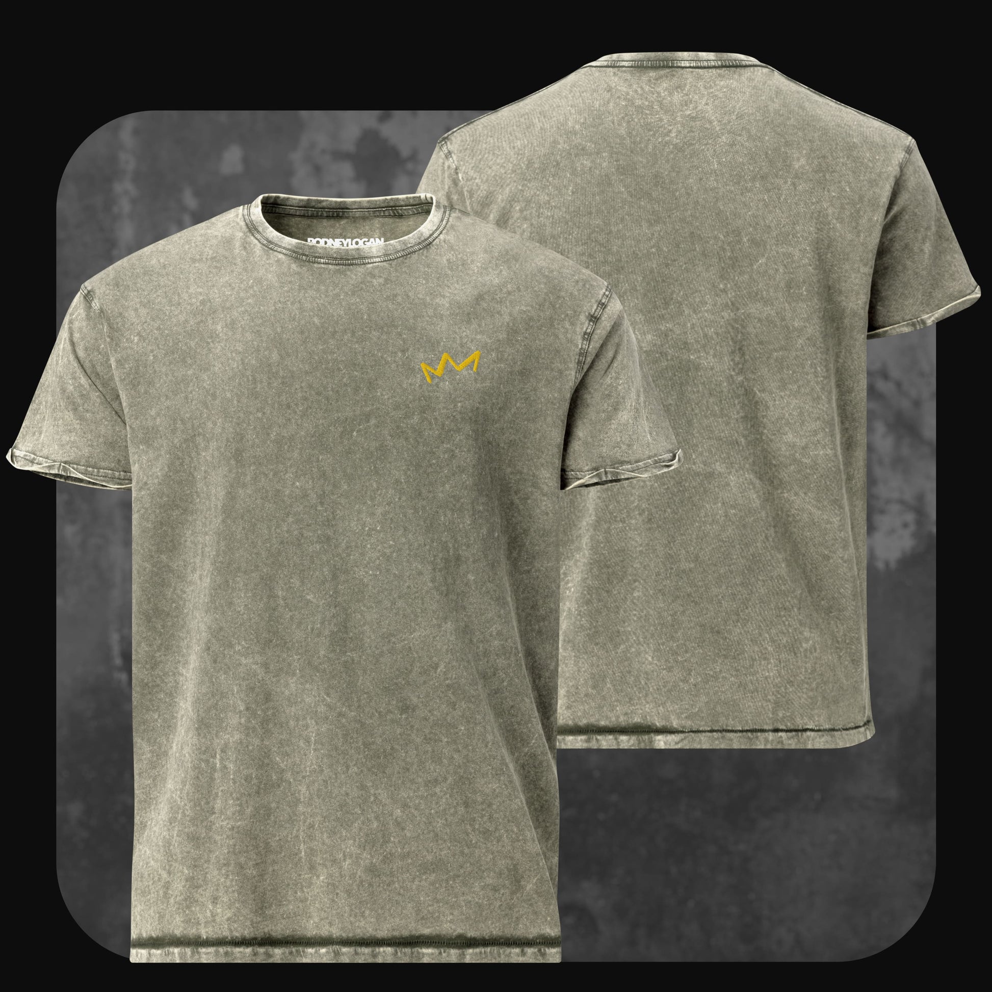 Olivgrünes T-Shirt im verwaschenen Acid-Wash-Stil mit gelbem Kronenmotiv links auf der Brust. Rückseite unbedruckt.
