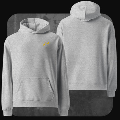 Hellgrauer Hoodie mit kleiner gelber Krone als Bruststickerei. Rückseite ohne Motiv, minimalistisch gehalten.
