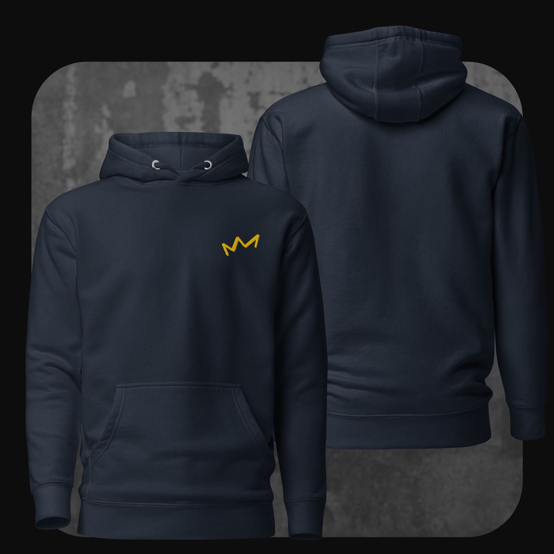 Dunkelblauer Hoodie mit dezentem gelbem Kronenmotiv links auf der Brust. Rückseite ohne Aufdruck.
