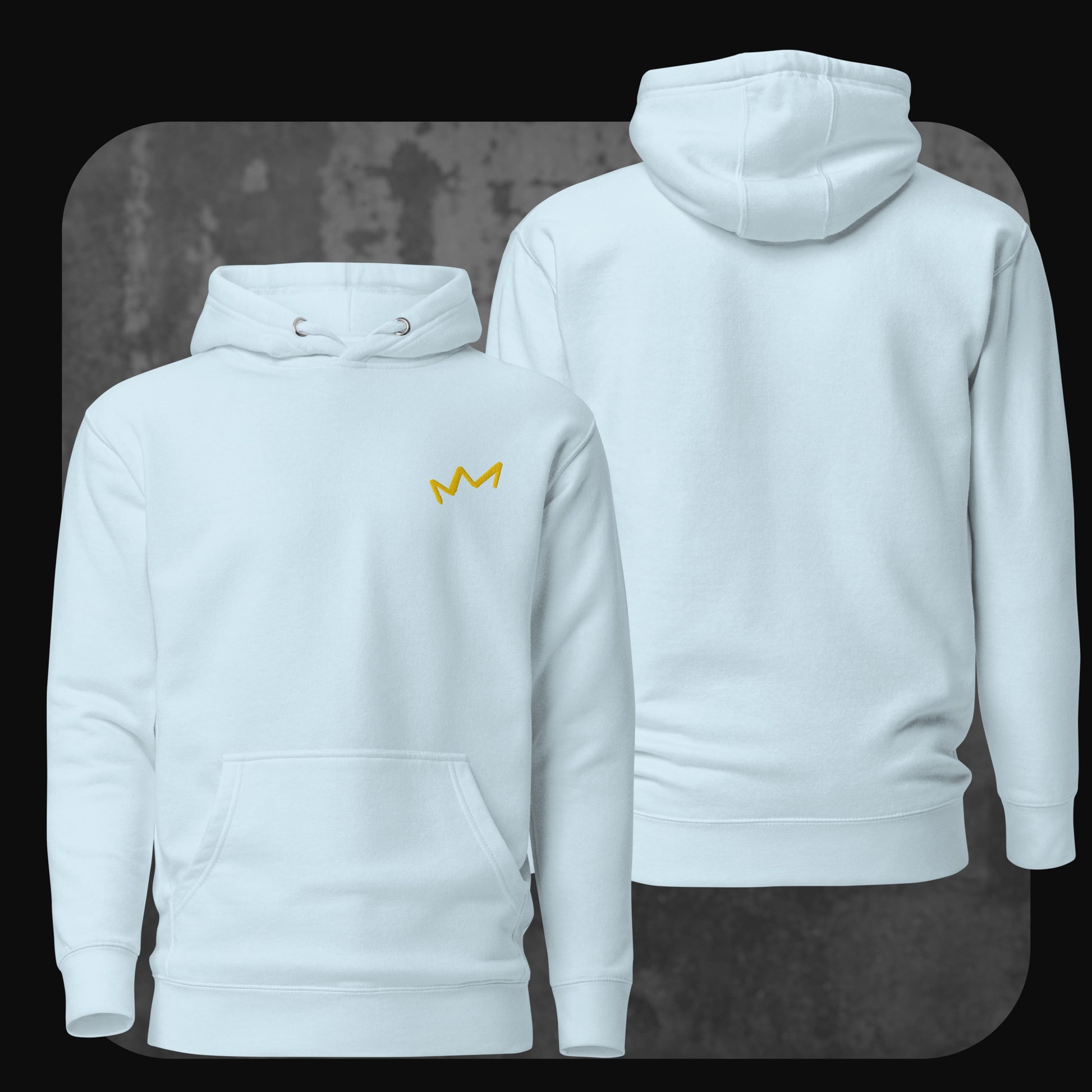 Hellblauer Hoodie mit kleiner gelber Krone links auf der Brust. Rückseite schlicht ohne Aufdruck.
