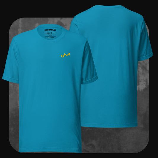 Aqua-farbenes T-Shirt mit kleiner gelber Krone links auf der Brust. Rückseite ohne Motiv.
