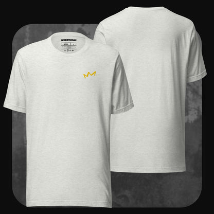 Hellgraues T-Shirt mit dezentem gelbem Kronenlogo links auf der Brust. Rückseite ohne Aufdruck.
