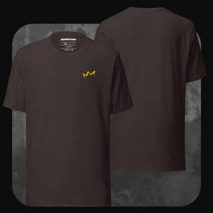 Dunkelbraunes T-Shirt mit kleiner gelber Krone links auf der Brust. Rückseite schlicht.
