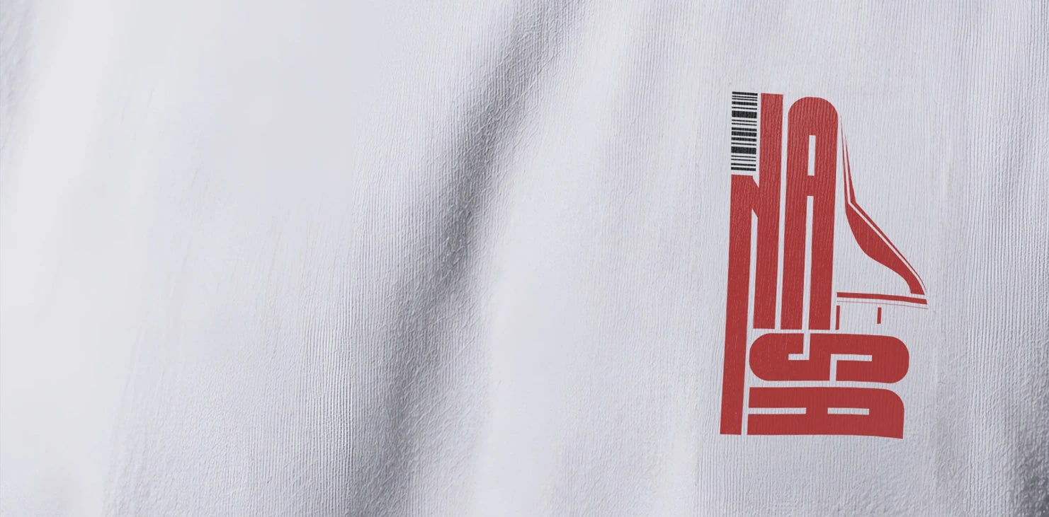 Detailaufnahme eines weißen Premium T-Shirts aus 100 % Baumwolle mit hochwertigem Druck von RodneyLogan.