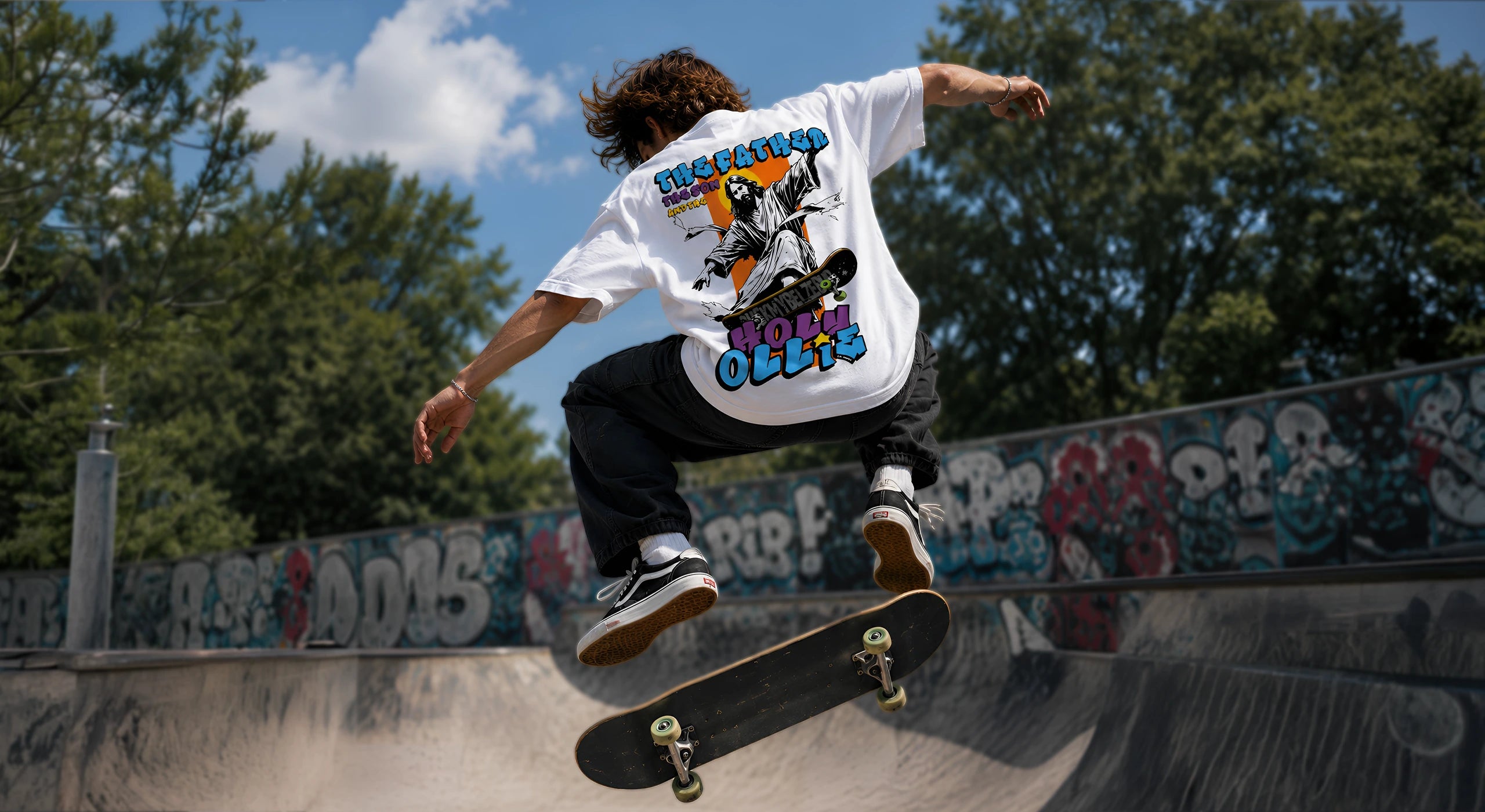 HOLY OLLIE Oversized Skate T-Shirt in Weiß mit Boxy Fit und großem Rückenprint, getragen von einem Skateboarder bei einem Trick im Skatepark.