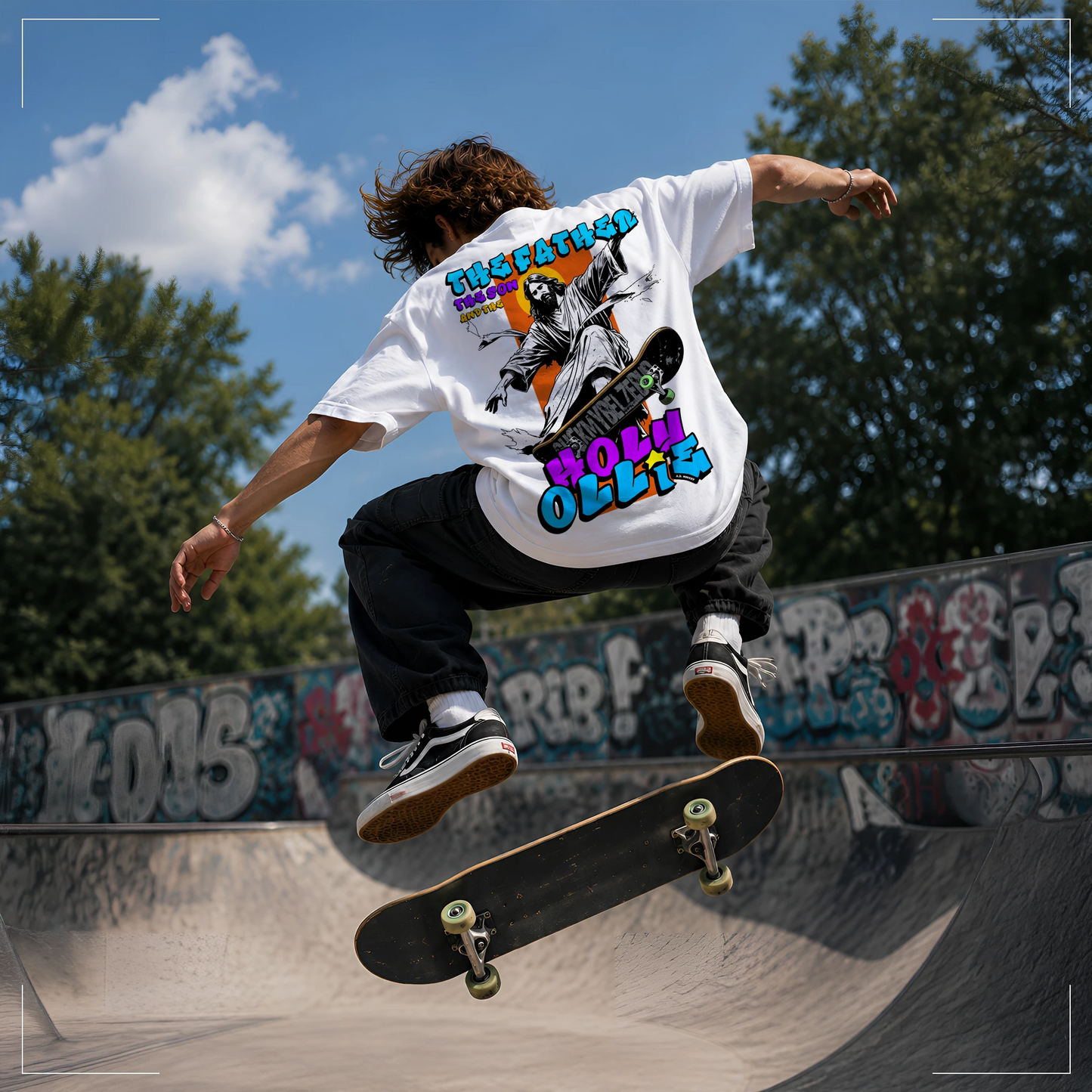 Skater in weißem RodneyLogan Holy Ollie Oversized T-Shirt beim Sprung im Skatepark, Rückenprint mit großem Motiv sichtbar.