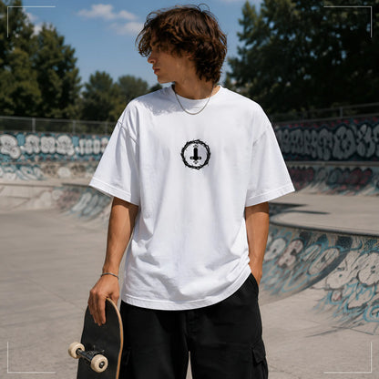 Frontansicht eines weißen RodneyLogan Holy Ollie Oversized T-Shirts im Skatepark mit kleinem Brustprint und Skateboard.