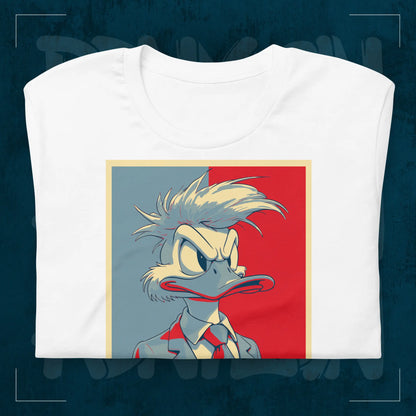 Weißes RodneyLogan Regular T-Shirt mit „Make Duckburg Great Again“-Frontmotiv als Detailaufnahme auf dunkelblauem Hintergrund.