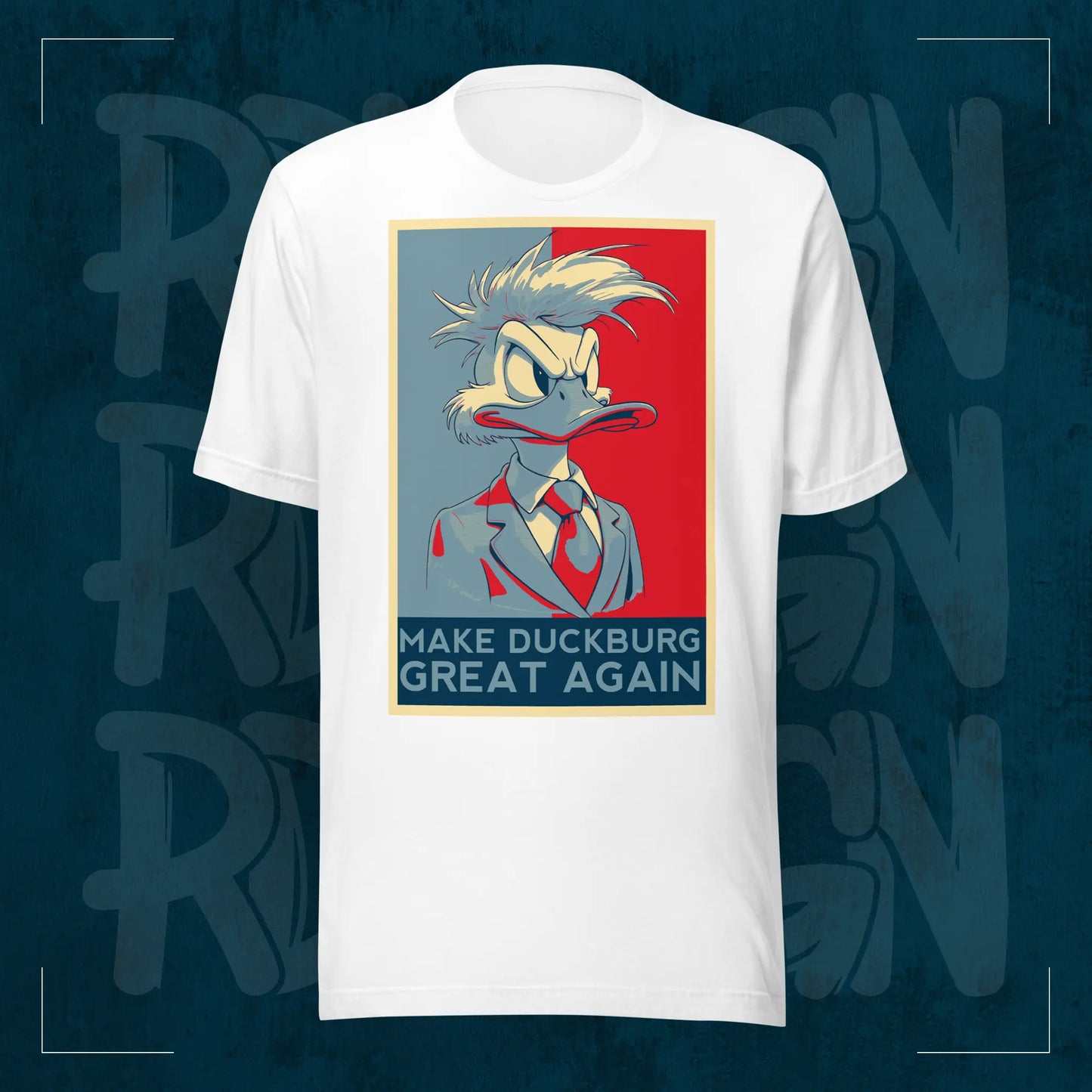 Weißes RodneyLogan Regular T-Shirt mit großem „Make Duckburg Great Again“-Frontmotiv auf dunkelblauem Hintergrund.