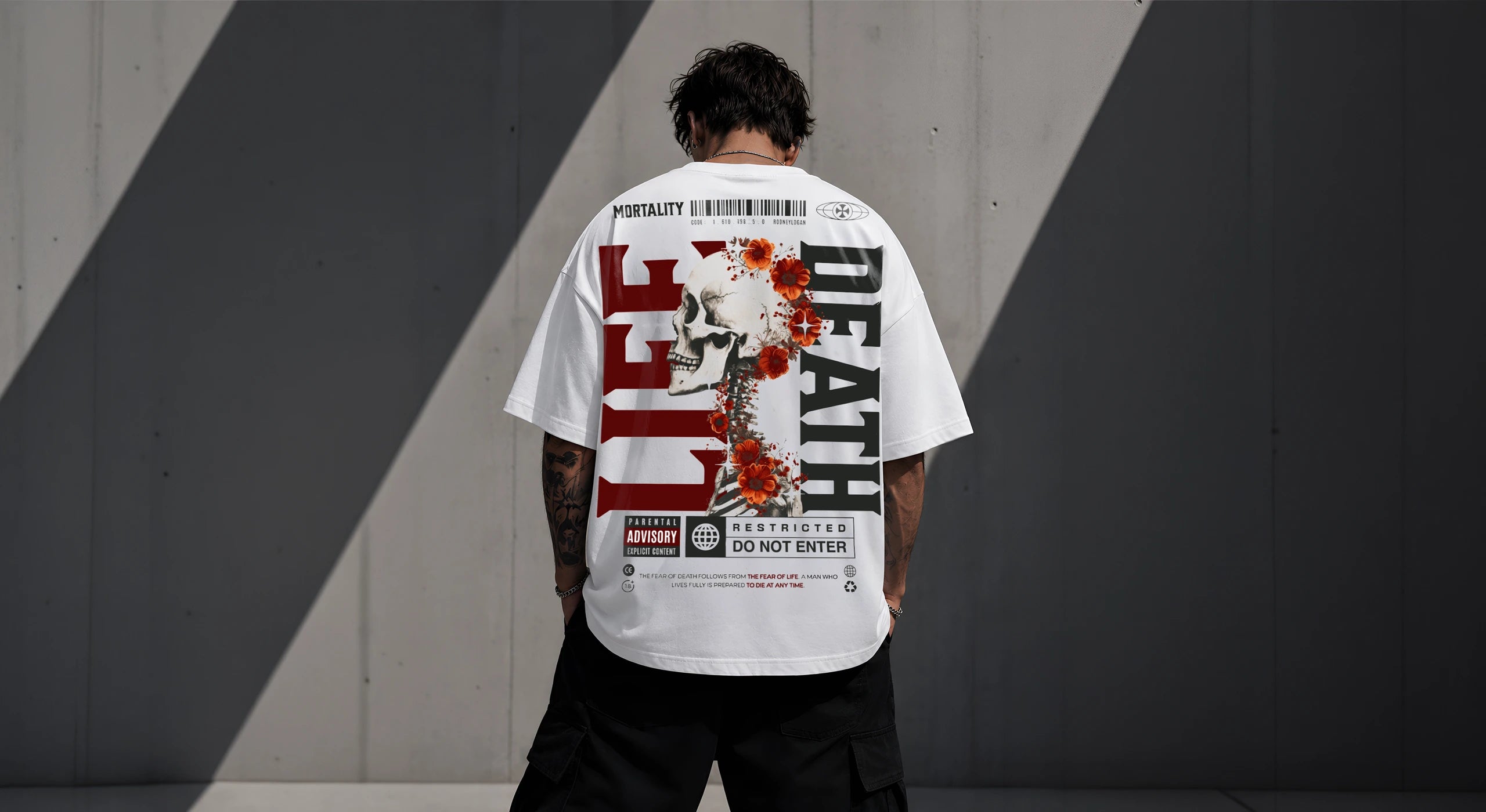 Weißes Oversized Streetwear T-Shirt mit Boxy Fit, Schädel-Print und großem Statement-Rückenprint.