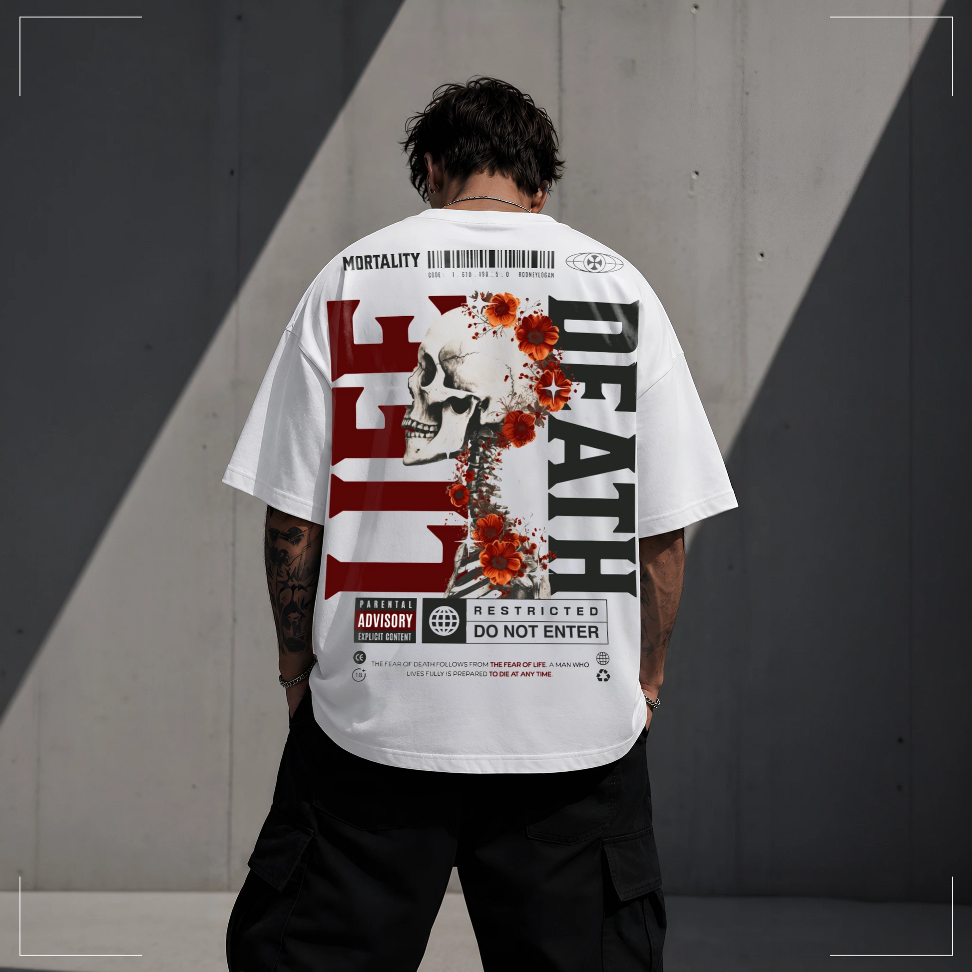 Rückansicht des Rodney Logan MORTALITY weißen Oversized T-Shirts mit grafischem Totenkopf, roten Blumen und typografischem "LIFE / DEATH"-Print.