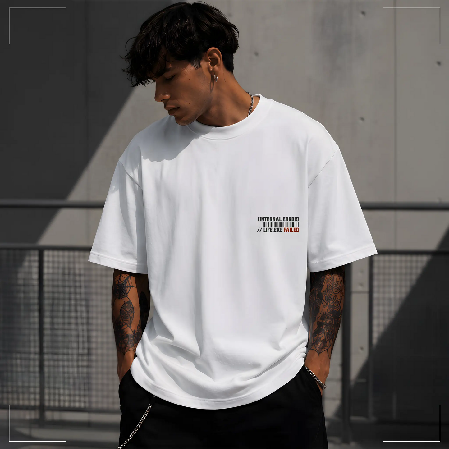 Rodney Logan MORTALITY weißes Oversized Streetwear-T-Shirt mit kleinem "Internal Error // Life.exe Failed"-Brustprint auf der Vorderseite.