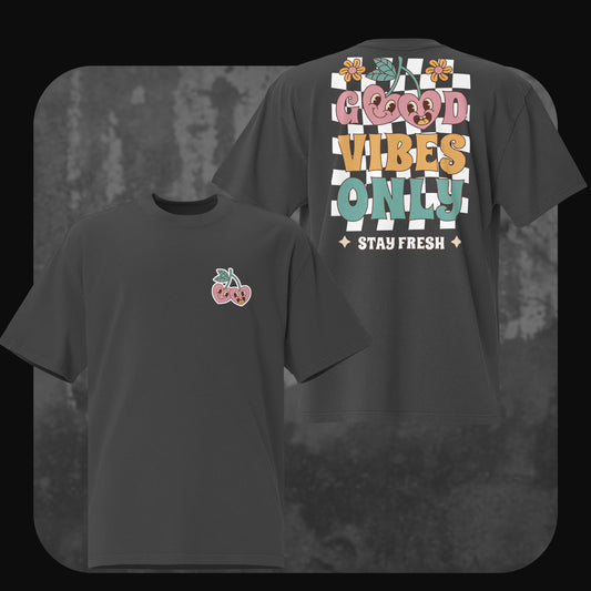 Oversized T-Shirt ‘Good Vibes Only’ in Schwarz mit kontrastreichem Print und Kirschen-Detail vorne.