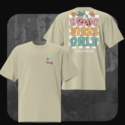 Oversized T-Shirt ‘Good Vibes Only’ in Faded Eucalyptus, Vorderseite mit Kirschen, Rückseite mit großem, farbigem Statement-Print.
