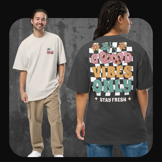 Lifestyle-Bild: Zwei Personen tragen das ‘Good Vibes Only’ Oversized T-Shirt in verschiedenen Farben.