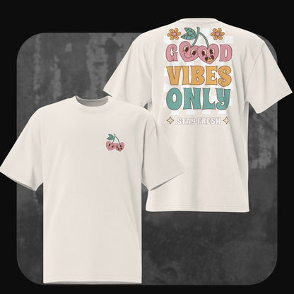 Oversized T-Shirt ‘Good Vibes Only’ in Weiß mit buntem Rückendruck und minimalistischer Kirsche auf der Brust.
