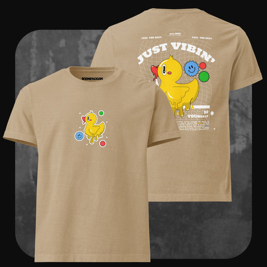 Beiges T-Shirt mit kleiner Frontgrafik einer gelben Cartoon-Ente und Symbolen. Rückseite mit großem Entenmotiv, „JUST VIBIN’“-Schriftzug und typografischen Elementen.