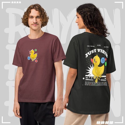 Zwei Models tragen T-Shirts: vorne burgunderrot mit kleinem Entchen-Print, hinten schwarz mit großem Rückenprint „Just Vibin’“ und gelbem Comic-Entchen.