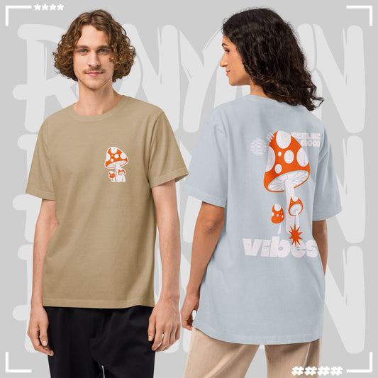 Zwei Personen tragen Pilz-Print-T-Shirts, vorne klein auf der Brust und hinten groß mit dem Schriftzug „Feeling Good Vibes“ in Beige und Hellblau.