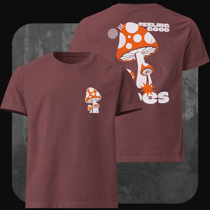 Weinrotes T-Shirt mit kleinem roten Fliegenpilz vorne links. Rückseite mit großem Fliegenpilz und Schriftzug „Feeling Good Vibes“.