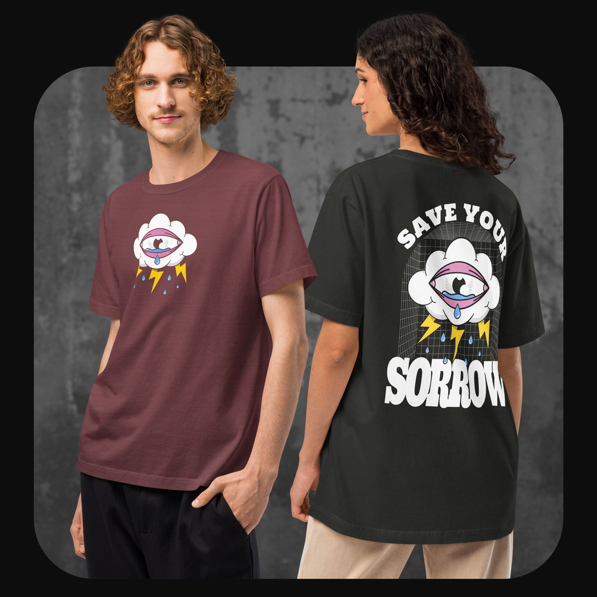 Ein Mann trägt ein weinrotes T-Shirt mit Wolke-und-Auge-Grafik vorne, eine Frau zeigt die Rückseite eines schwarzen T-Shirts mit großem Wolkenmotiv, Blitzen, Tropfen und Schriftzug „SAVE YOUR SORROW“.