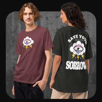 Ein Mann trägt ein weinrotes T-Shirt mit Wolke-und-Auge-Grafik vorne, eine Frau zeigt die Rückseite eines schwarzen T-Shirts mit großem Wolkenmotiv, Blitzen, Tropfen und Schriftzug „SAVE YOUR SORROW“.