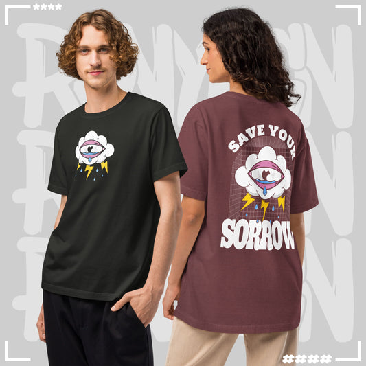 Zwei Models tragen T-Shirts mit Wolke-Augen-Motiv, das Tränen und Blitze zeigt, das rechte Shirt hat den Schriftzug „Save Your Sorrow“ auf dem Rücken.