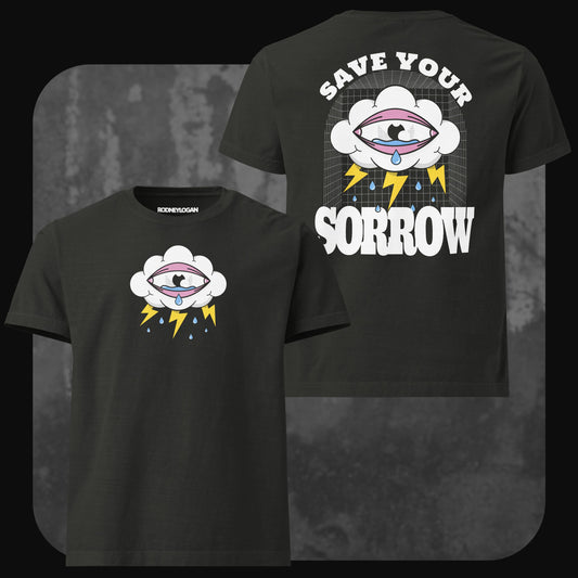 Schwarzes T-Shirt mit Cartoon-Grafik einer Wolke mit weinendem Auge und gelben Blitzen vorne. Rückseite mit großem Wolkenmotiv und dem Schriftzug „SAVE YOUR SORROW“.