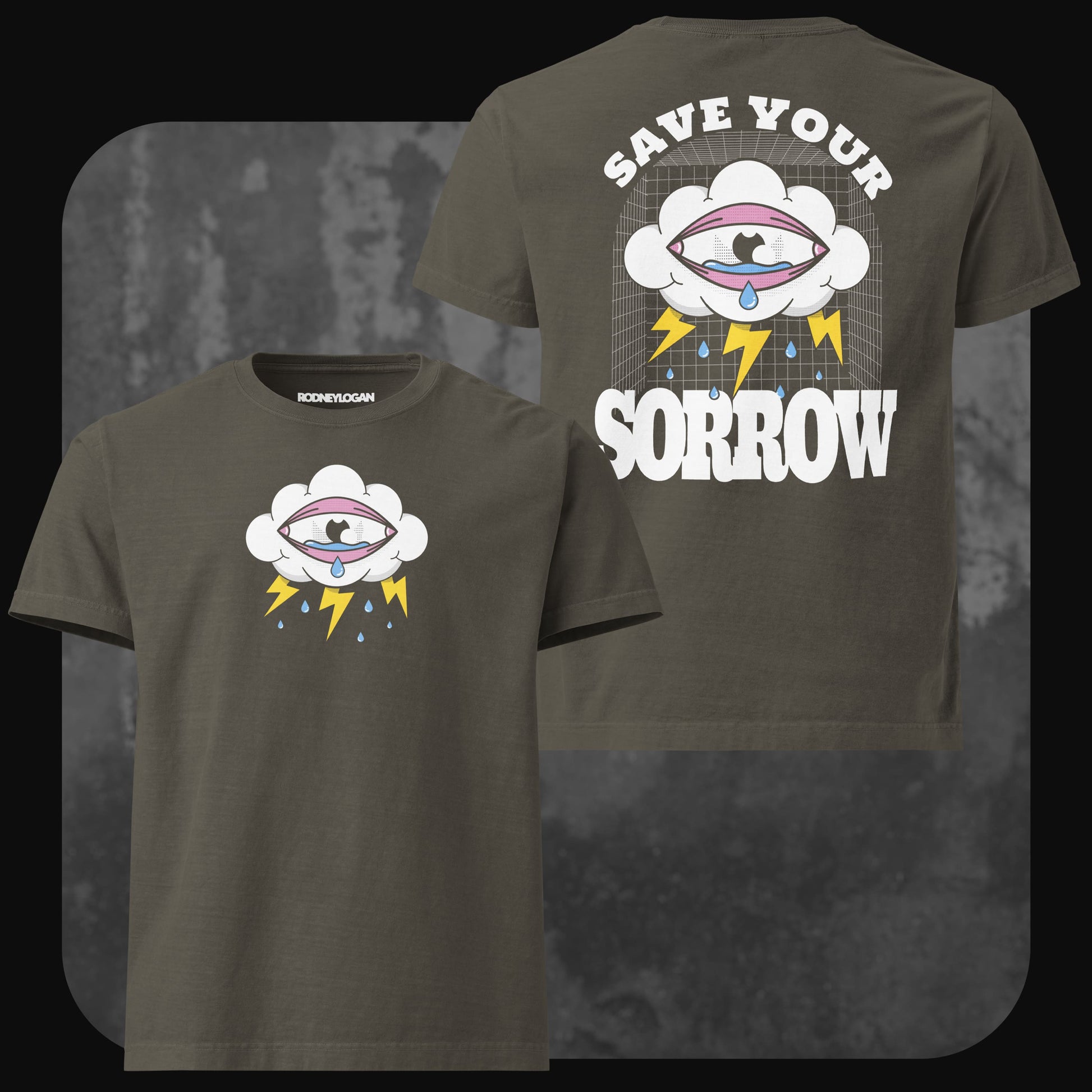 Olivgrünes T-Shirt mit Cartoon-Grafik einer Wolke mit weinendem Auge und Blitzen auf der Vorderseite. Auf der Rückseite der große Druck mit Wolke, Auge, Blitzen, Regentropfen und dem Text „SAVE YOUR SORROW“.