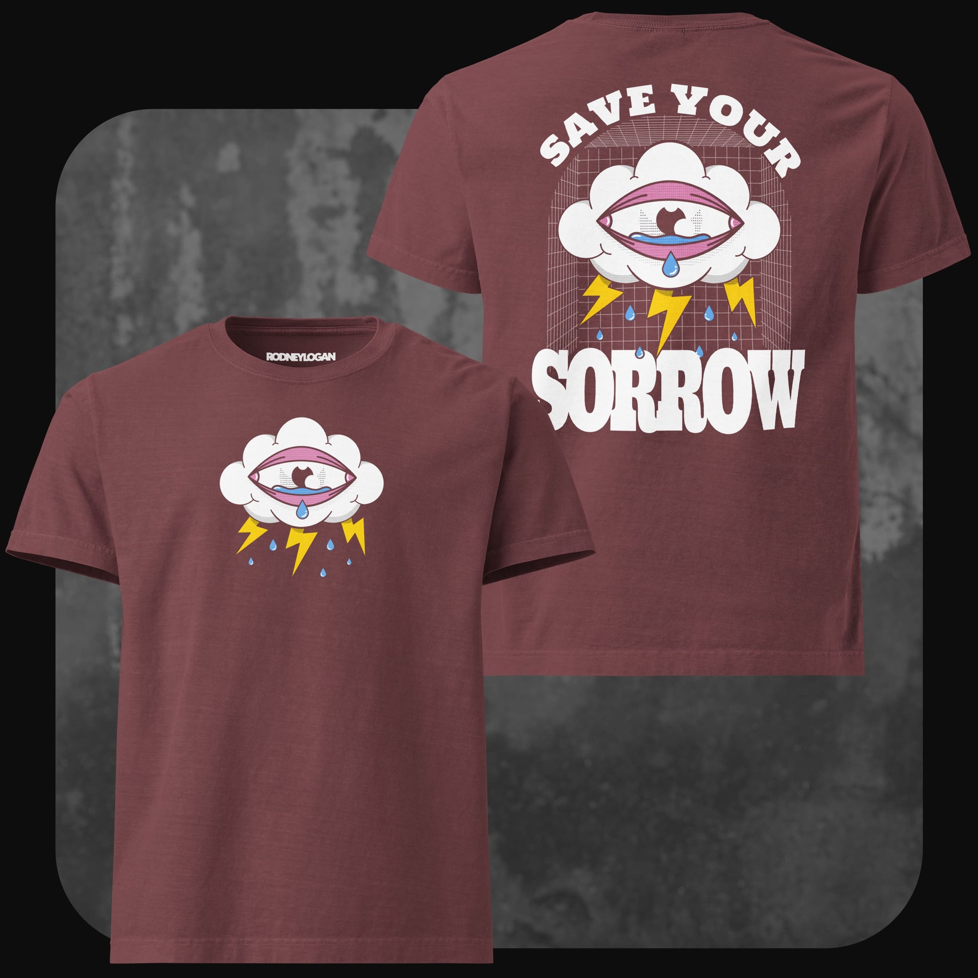 Weinrotes T-Shirt mit kleiner Wolke-mit-Auge-Grafik vorne. Auf der Rückseite großer druck mit Wolke, Blitzen und Tropfen sowie Text „SAVE YOUR SORROW“.