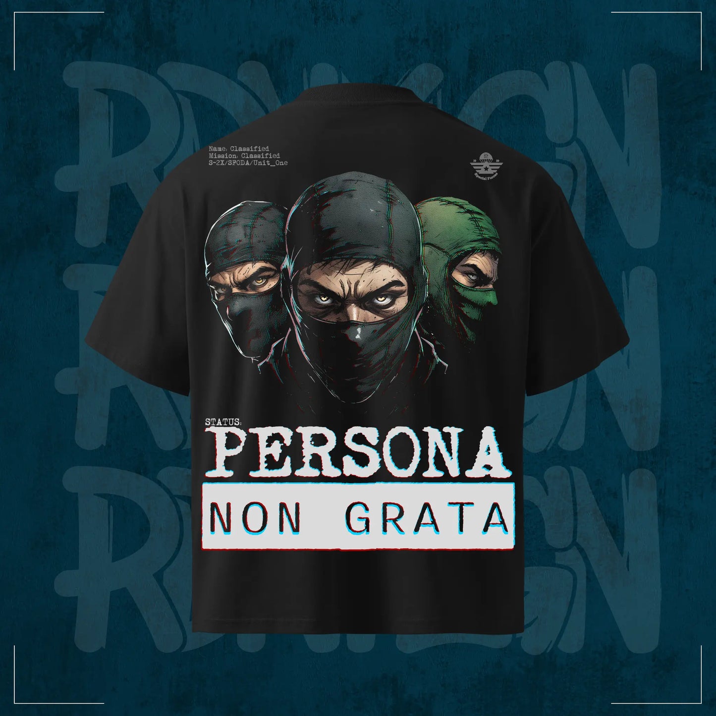 Schwarzes RodneyLogan Persona Non Grata Oversized T-Shirt mit großem Rückenprint und maskierten Figuren auf dunkelblauem Hintergrund.