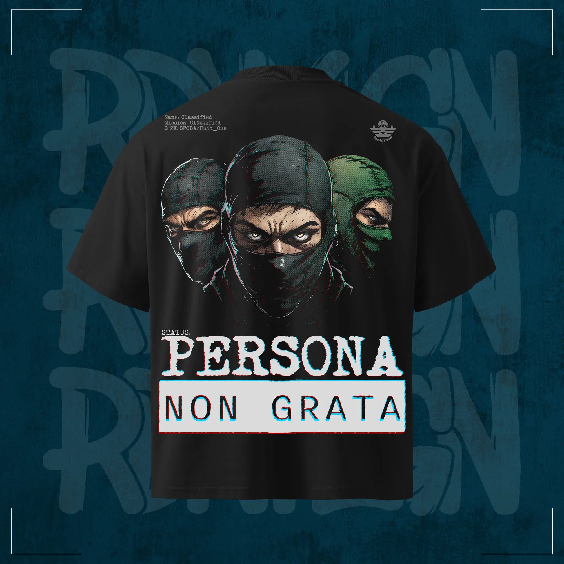 Schwarzes RodneyLogan Persona Non Grata Oversized T-Shirt mit großem Rückenprint und maskierten Figuren auf dunkelblauem Hintergrund.