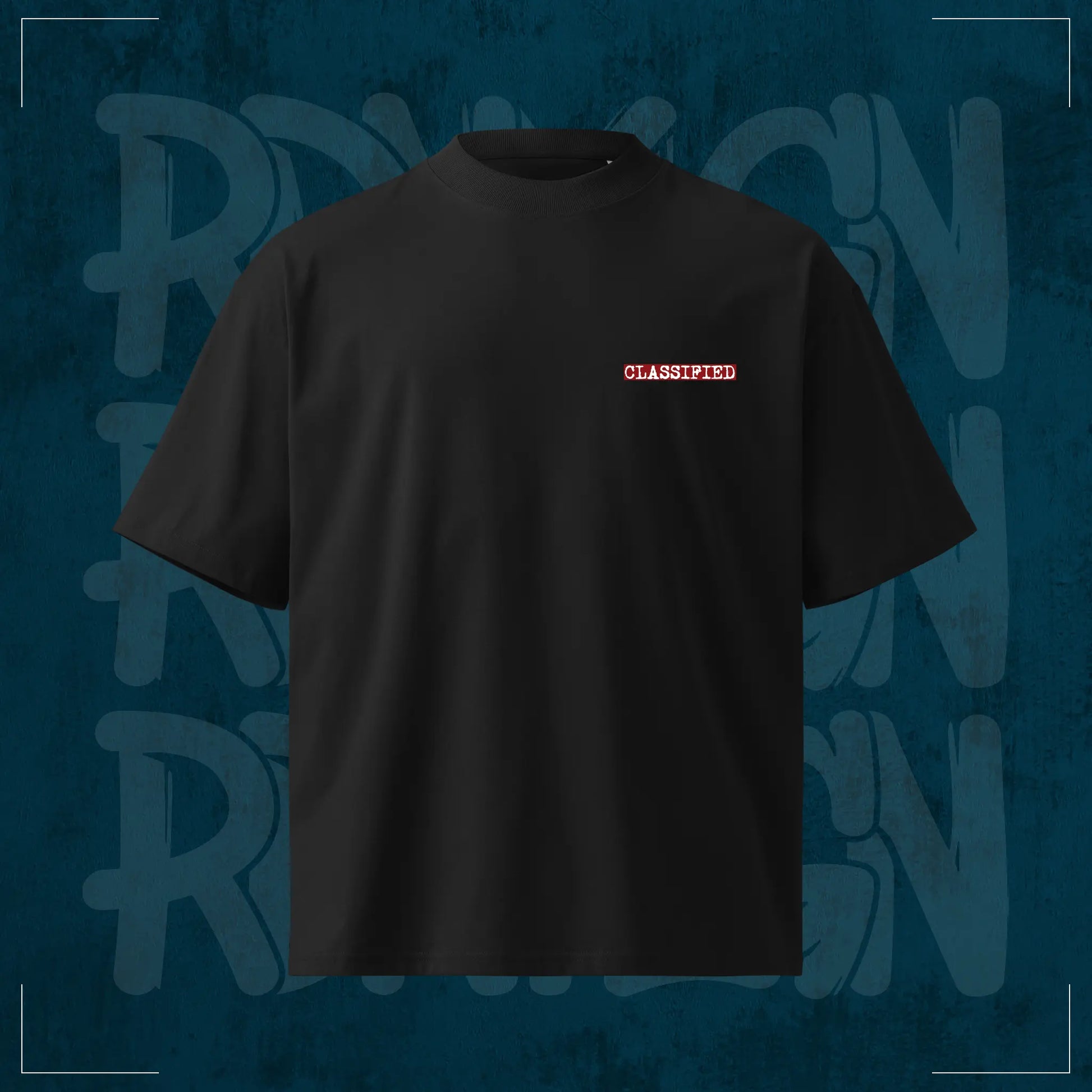 Schwarzes RodneyLogan Persona Non Grata Oversized T-Shirt mit kleinem „Classified“-Brustprint auf dunkelblauem Hintergrund.