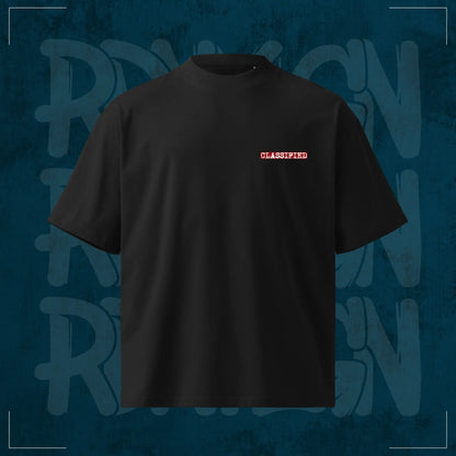 Schwarzes RodneyLogan Persona Non Grata Oversized T-Shirt mit kleinem „Classified“-Brustprint auf dunkelblauem Hintergrund.