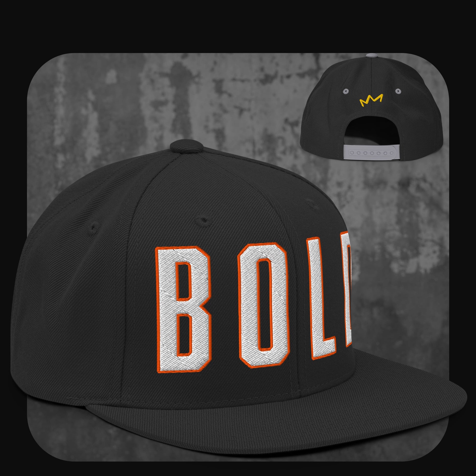 Schwarze Snapback-Cap mit schwarzer Krempe und schwarzen Ösen. Auf der Vorderseite steht „BOLD“ in großen weißen Blockbuchstaben mit oranger Umrandung, hinten kleines gelbes Kronenlogo.