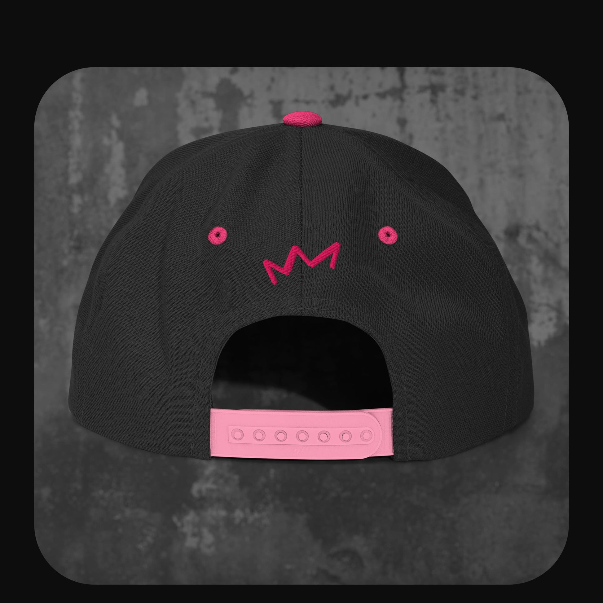 Rückseite der Rodney Logan Snapback Cap „Broken Heart“ mit pinkem Snap-Verschluss und gestickter Krone.
