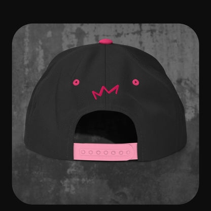 Rückseite der Rodney Logan Snapback Cap „Broken Heart“ mit pinkem Snap-Verschluss und gestickter Krone.
