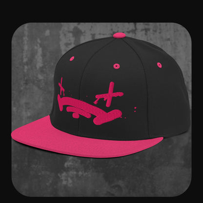 Rodney Logan Snapback Cap „Broken Heart“ mit pinkem Design auf schwarzer Front und farblich passendem Schirm.
