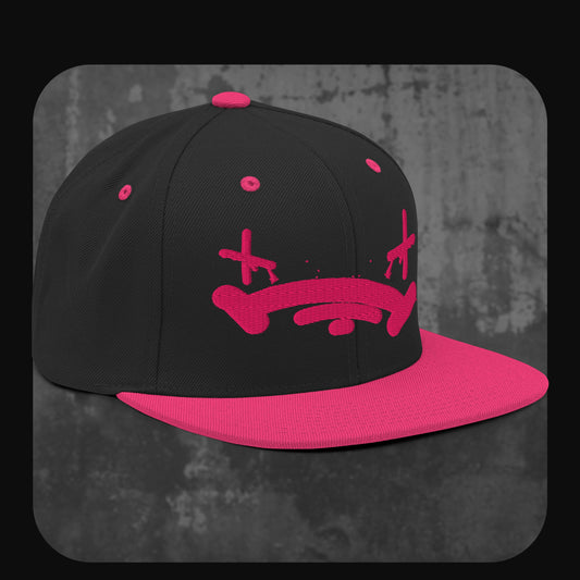 Rodney Logan Snapback Cap „Broken Heart“ mit pinkem Trauergesicht-Stick, schwarzer Krone und pinkem Schirm.
