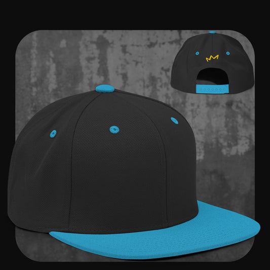 Schwarze Snapback-Cap mit himmelblauem Schirm, Knopf, Stickösen und Verschluss – gelbe Krone auf der Rückseite.
