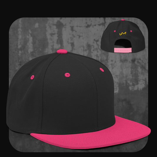 Schwarze Snapback-Cap mit pinkem Schirm, Knopf, Stickösen und pinkem Verschluss – gelbe Krone auf der Rückseite.
