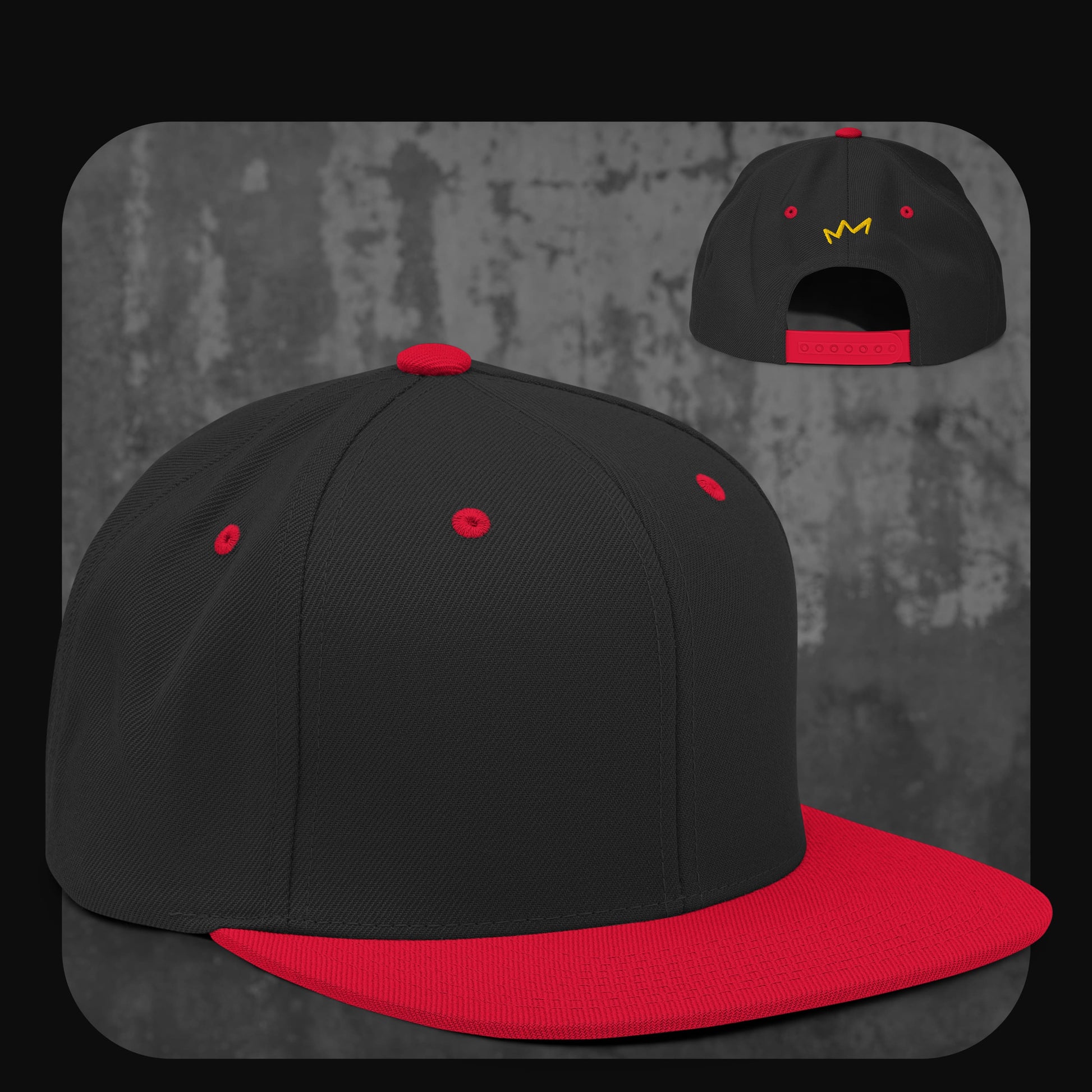 Schwarze Snapback-Cap mit rotem Schirm, Knopf, Stickösen und Verschluss – gelbe Krone auf der Rückseite.
