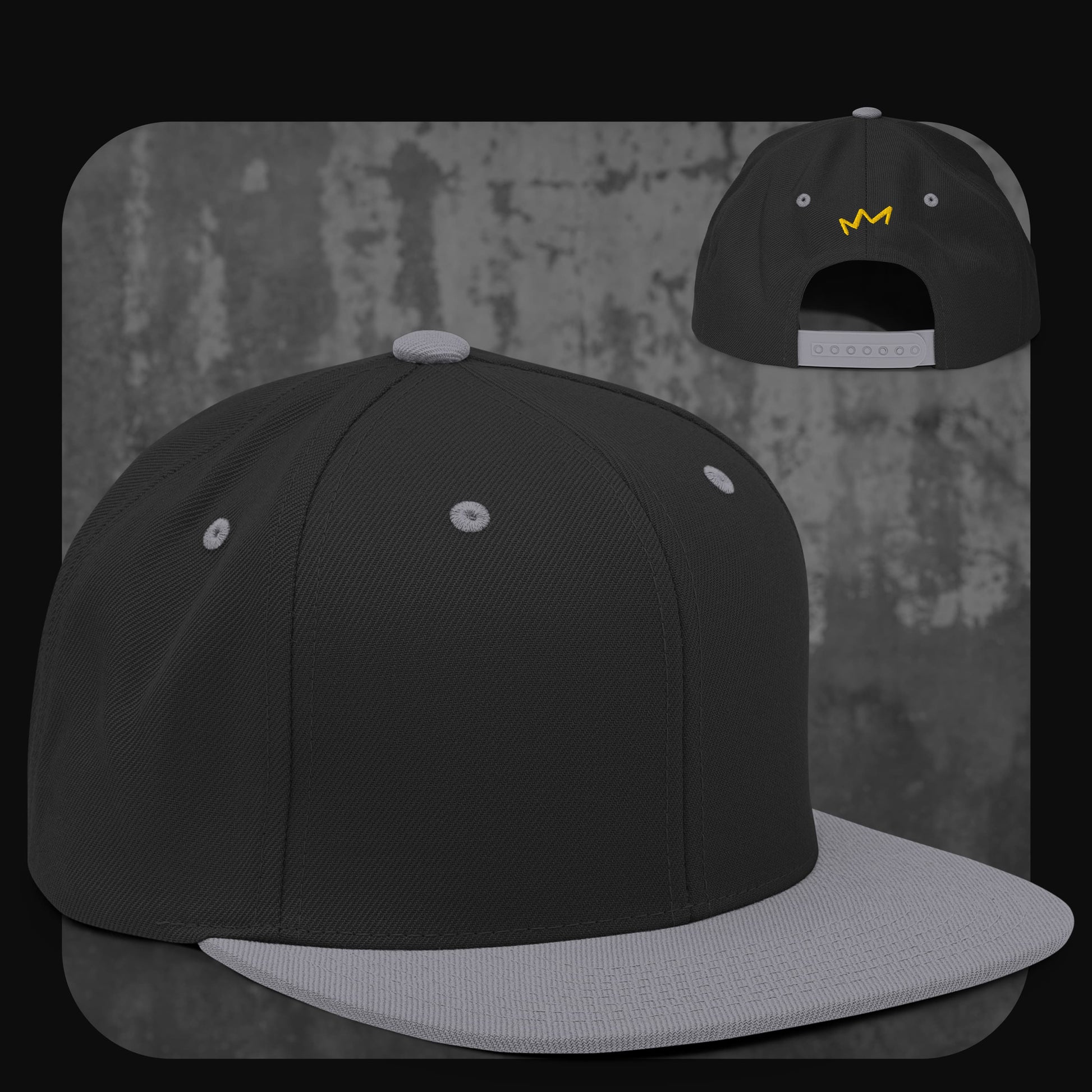 Schwarze Snapback-Cap mit grauem Schirm, Knopf, Stickösen und Verschluss – gelbe Krone auf der Rückseite.