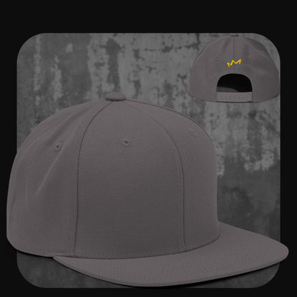 Einheitlich dunkelgraue Snapback-Cap mit passendem Schirm und Verschluss – gelbe Krone auf der Rückseite.
