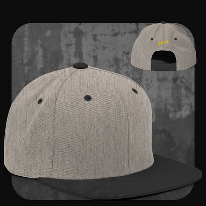 Melierte hellgraue Snapback-Cap mit schwarzem Schirm, Knopf, Stickösen und Verschluss – gelbe Krone auf der Rückseite.
