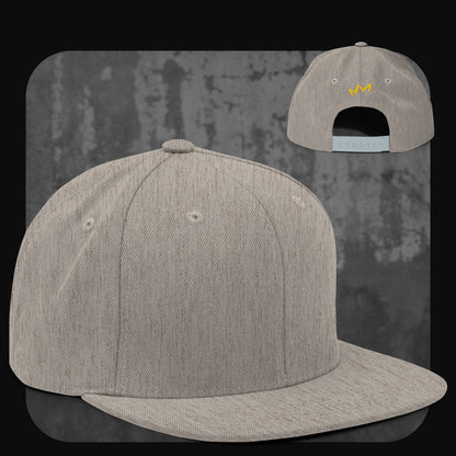 Melierte hellgraue Snapback-Cap mit Schirm, Knopf, Stickösen und Verschluss – gelbe Krone auf der Rückseite.