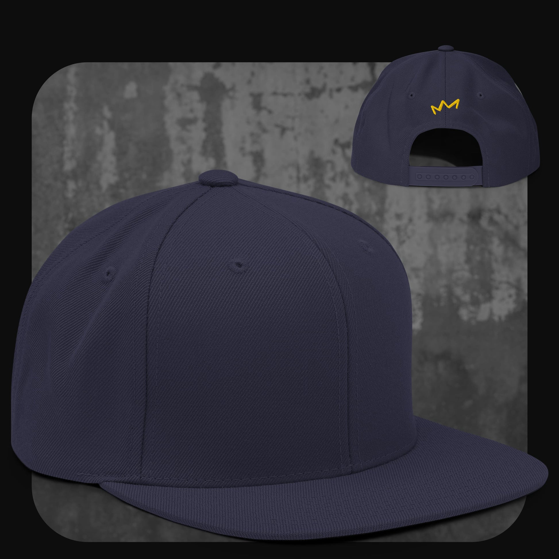 Dunkelblaue Snapback-Cap mit gleichfarbigem Schirm und Verschluss – gelbe Krone auf der Rückseite.
