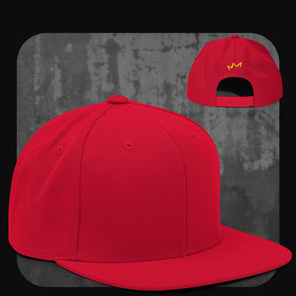 Knallrote Snapback-Cap mit einheitlichem Design und gelbem Krönchen-Logo auf der Rückseite.
