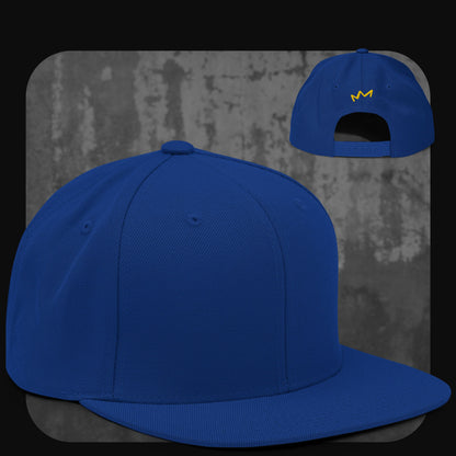 Snapback-Cap in leuchtendem Königsblau mit gleichfarbigem Schirm und gelbem Krönchen-Logo auf der Rückseite.