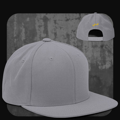 Helle graue Snapback-Cap in Silberoptik mit passendem Schirm und gelbem Krönchen-Logo auf der Rückseite.
